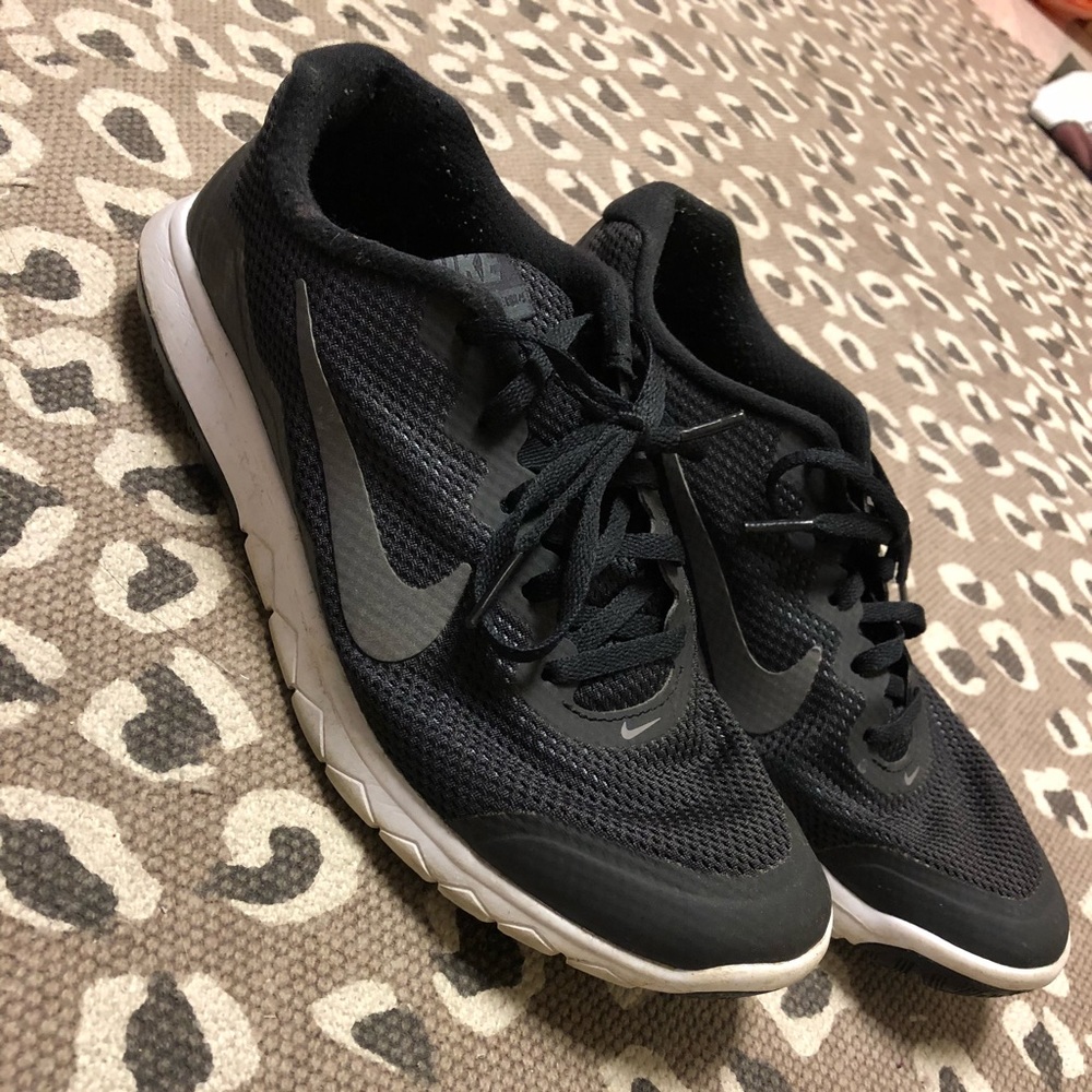 Black Nike Flex Experience tennis shoes